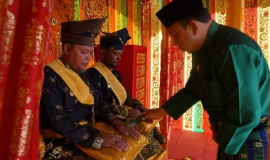 Wabup Siak Hadiri Pengukuhan LAMR Sungai Apit, Adat Istiadat Harus Dijunjung Tinggi