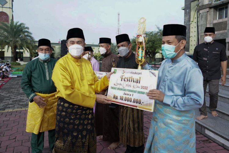 Gubri Serahkan Hadiah Festival Lampu Colok