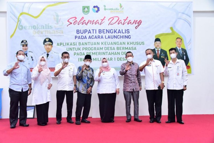 Bupati Bengkalis Serahkan Piagam Paket B Kepada Lansia Berusia 72 Tahun
