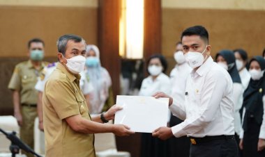 Gubri Lantik dan Serahkan 306 SK CPNS dan PPPK Guru Formasi 2021 di Lingkungan Pemprov Riau