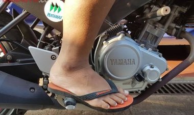 Fakta Isu Aturan Naik Motor Dilarang Pakai Sandal Jepit.