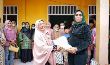 Akhir Pekan, Misnarni Istri Gubri Berbagi ke Anak Panti Asuhan di Bengkalis