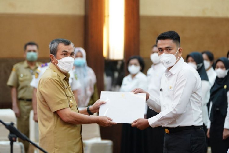 Gubri Lantik dan Serahkan 306 SK CPNS dan PPPK Guru Formasi 2021 di Lingkungan Pemprov Riau