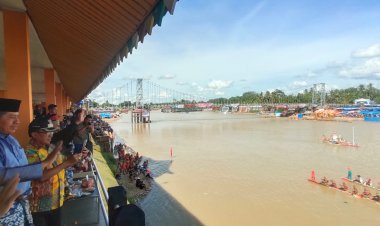 Hadiri Pembukaan Pacu Jalur, Alfedri Ingin Tim Dayung Siak Berpartisipasi Tahun Depan