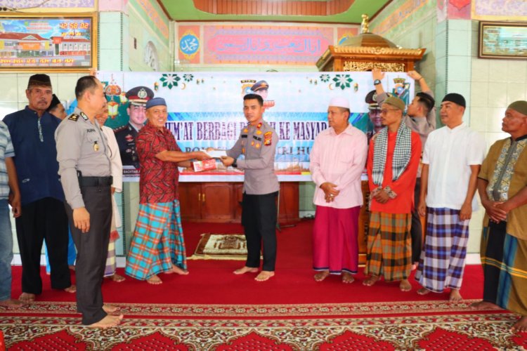 Wakapolres Inhu Salurkan Program Jubah Emas ke Masjid 