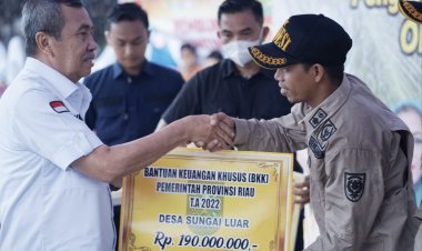 Kunker Ke Inhil Gubri Serahkan Bantuan Keuangan Khusus Untuk Desa