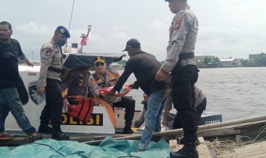 Kapolres Bengkalis Bagikan Sembako Kepada Nelayan di Tengah Laut