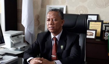 Rektor UIR  Raih Penghargaan Pembina Olahraga Berprestasi