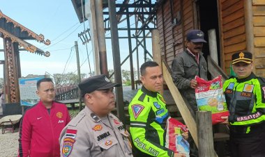 Kapolres Bengkalis Bagikan Sembako Kepada Masyarakat Pantai Raja Kecik