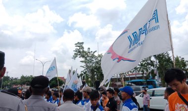 Puluhan Buruh Riau Demo di Kantor Gubernur Tuntut Kenaikan UMK dan Tolak Kenaikan BBM