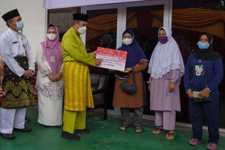 Bantu Masyarakat Kurang Mampu, Gubri Salurkan BLT BBM dan Sembako