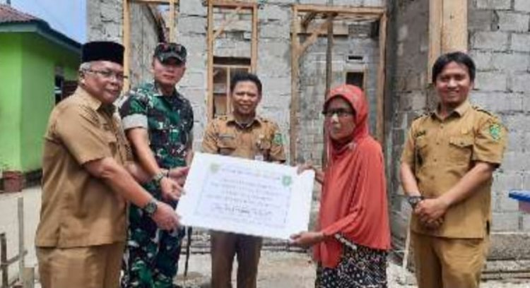 Bupati Inhu Serahkan Bantuan RLH Pemprov Riau