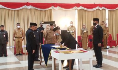 Gubri Lantik Direktur RSJ Tampan dan Tujuh Pejabat Fungsional Utama RSUD Arifin Achmad