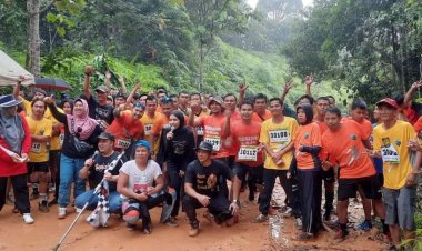 Perserta Event Jungle Run Jelalahi TNBT, Olahraga dan Healing di Alam Terbuka