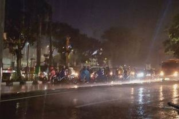Waspada Malam Minggu Ini , Pekanbaru dan Sekitarnya Diguyur Hujan Deras