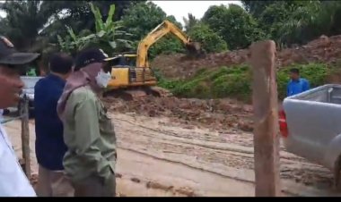 Bupati Inhu Tinjau Perbaikan Jalan Lintas Selatan