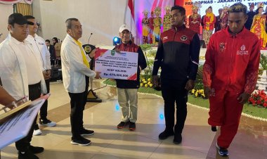 Gubri Serahkan Sagu Hati untuk Atlet Peraih Medali, Pelatih, dan Pemuda Berprestasi