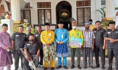 Bupati Rohul Serahkan Sagu Hati Kepada Atlet Penyumbang Emas di Peparnas