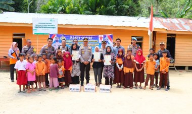 Kapolres Inhu Serahkan Penghargaan ke Kepsek dan Guru Kelas Jauh