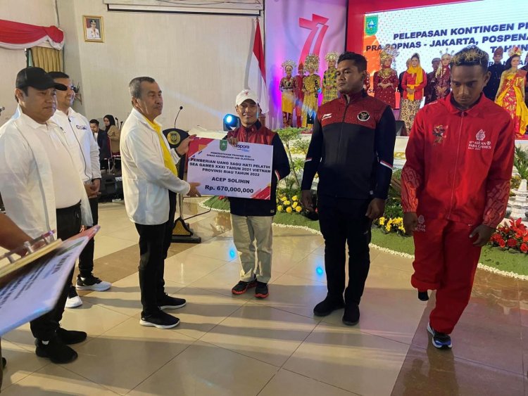 Gubri Serahkan Sagu Hati untuk Atlet Peraih Medali, Pelatih, dan Pemuda Berprestasi