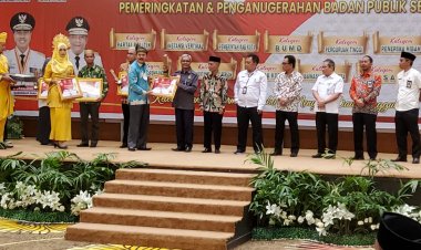 KPU Riau Terima Penghargaan KI Award 2022 Kategori Peringkat Informatif