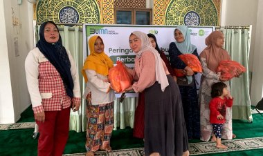 Sambut Hari Ibu Nasional, PT Pegadaian Syariah Cabang Ahmad Yani Bersama IZI Riau Gelar Berbagi Sembako Bagi Ibu-Ibu Dhuafa