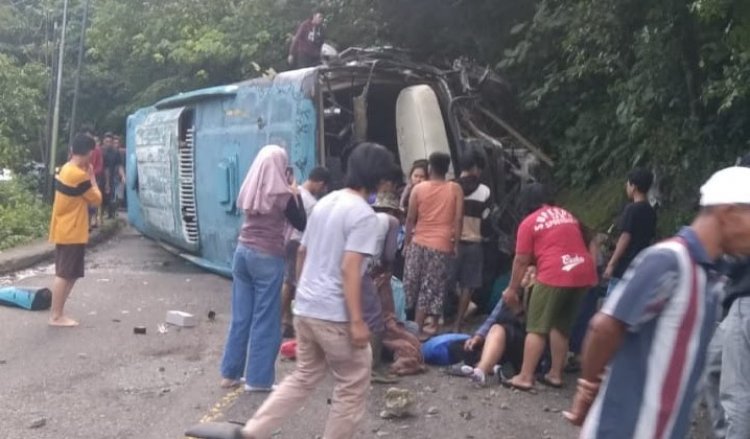 Bus Mahasiswa Unri Alami Kecelakaan di Padang Panjang
