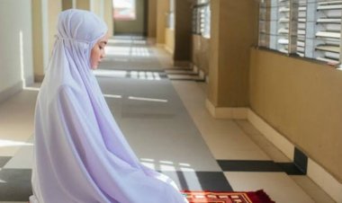 Apakah Sholat Dzuhur Wanita Harus Menunggu setelah Jumatan?