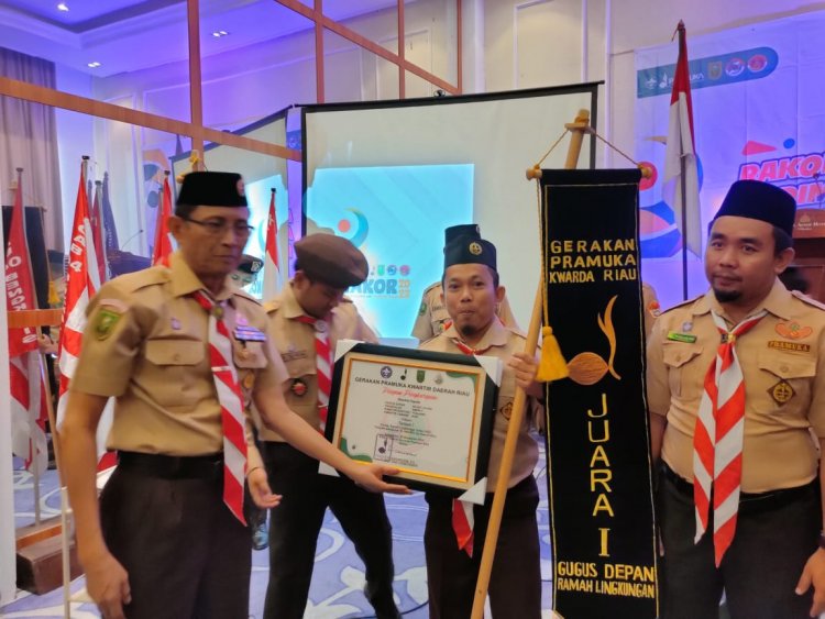 Kwarda Riau Serahkan Hadiah Lomba Gudep Ramah Lingkungan