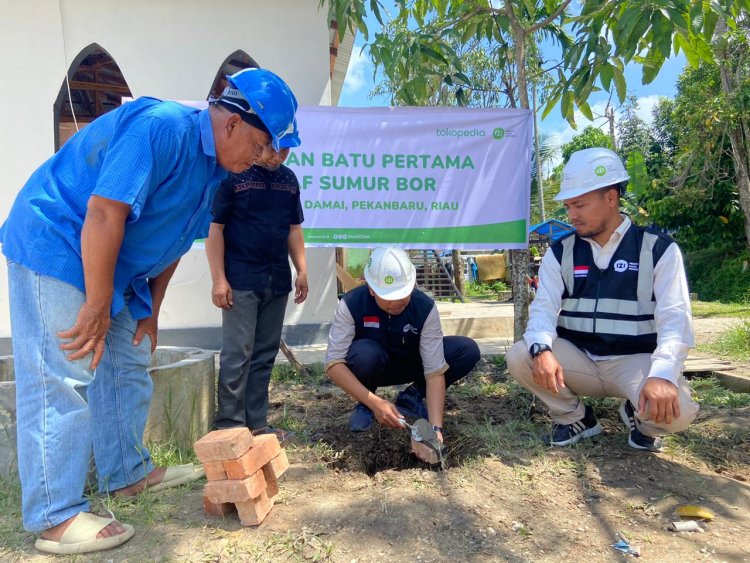 Peletakan Batu Pertama Wakaf Sumur Bor di Pondok Pesantren Ashabul Quran Riau dari Tokopedia dan IZI