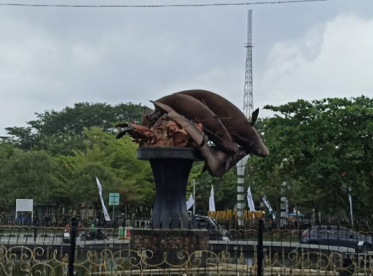 Ikon Pekanbaru, Tugu Selais Tiga Sepadan Patah!