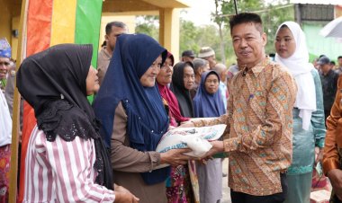 Bupati Rohil Afrizal Sintong Pantau Perekaman e-KTP di Kepenghuluan Tanjung Medan