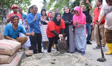 Tak Canggung, Kasmarni Ikut Goro Bersama Masyarakat Kelurahan Pematang Pudu