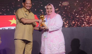 Bupati Bengkalis Terima Penghargaan UHC Award 2023 dari Kemenko PMK 