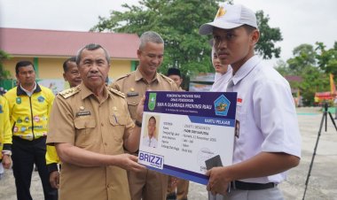 Gubernur Riau Luncurkan Kartu Pelajar dan Karpeg Berbasis Uang Elektronik
