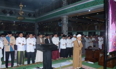 Bagus Santoso Tarawih Perdana di Masjid Agung Istiqomah Bengkalis