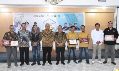 PWI Bengkalis Anugerahi Penghargaan Kepada Bupati, Wabup Hingga Perangkat Daerah