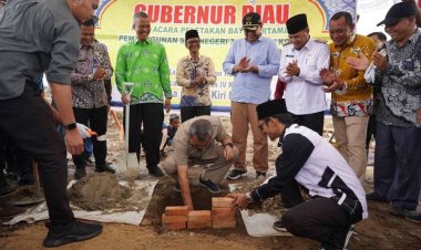 Indra Gunawan Dampingi Gubri Letakkan Batu Pertama Pembangunan SMAN 3 Rokan IV Koto