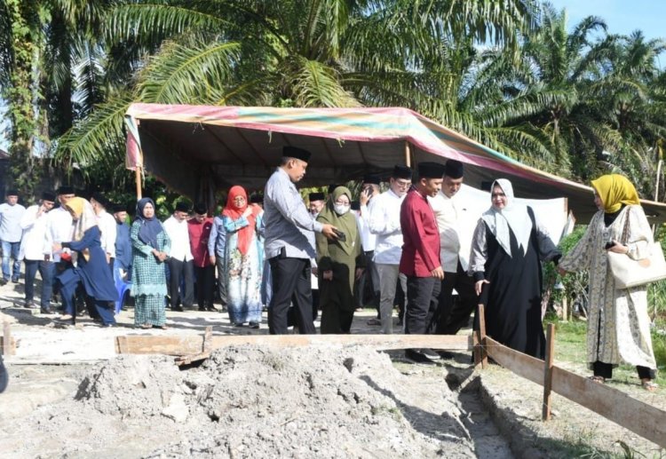 Bupati Kasmarni Apresiasi Program Bedah Rumah, Satu Rumah Satu Kecamatan