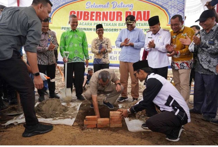 Indra Gunawan Dampingi Gubri Letakkan Batu Pertama Pembangunan SMAN 3 Rokan IV Koto