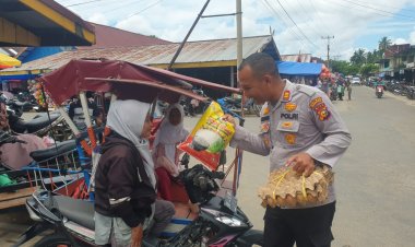 Kapolsek Rokan IV Koto Serahkan Bantuan Sembako Kepada Perempuan Penarik Becak