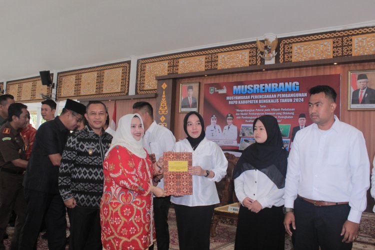 Serahkan SK Pendamping, Bupati Bengkalis Minta PD Bekerja Profesional