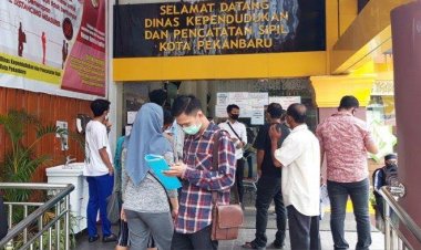 Warga Tak Perlu Antri, Disdukcapil Pekanbaru Langsung Antar e-KTP dan KIA Pakai Andong