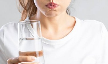 Apa Benar Berkumur Air Garam Bisa Bikin Gigi Putih?