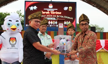 Estafet Kirab Pemilu 2024 Jalur I Tiba di Riau, KPU Labuhanbatu Serahterimakan ke KPU Dumai