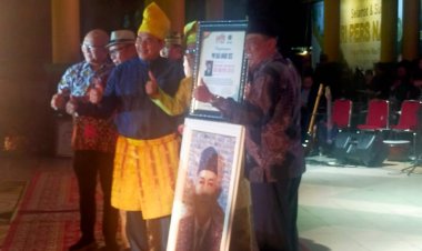 Bersama Sejumlah Tokoh, Eddy Yatim Terima Anugerah PWI Riau Award 2023