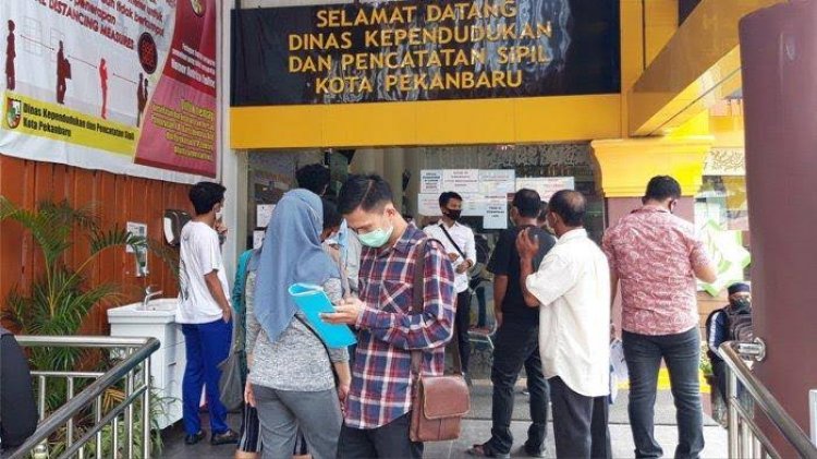 Warga Tak Perlu Antri, Disdukcapil Pekanbaru Langsung Antar e-KTP dan KIA Pakai Andong