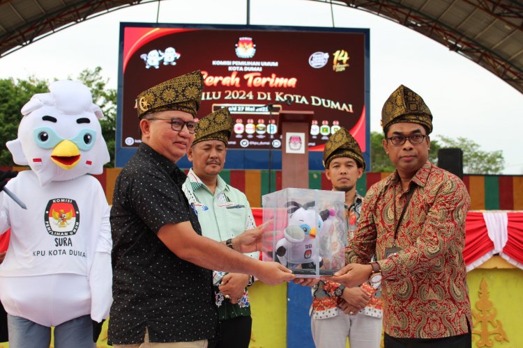 Estafet Kirab Pemilu 2024 Jalur I Tiba di Riau, KPU Labuhanbatu Serahterimakan ke KPU Dumai