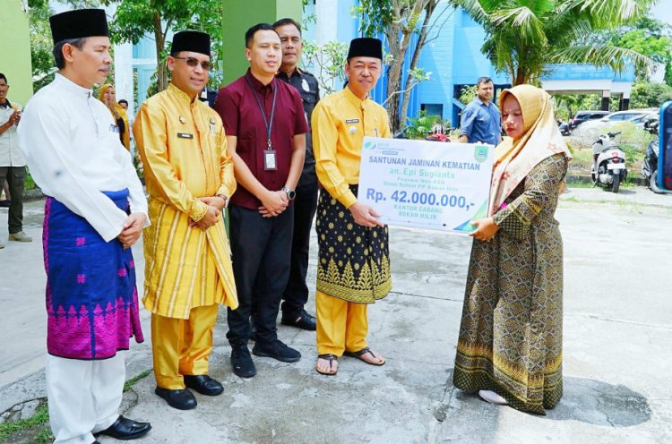 Bupati Rohil Serahkan Santunan BPJS Kepada Ahli Waris Pegawai Satpol PP