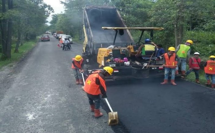 Pakai APBN, PUPR Tahun Ini Aspal Ulang Jalan Siak-Pelalawan Sepanjang 24,23 Km